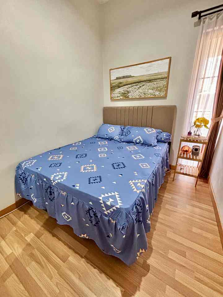 Master BedRoom ku ini tergolong mungil, jadi ngga banyak Furniture di dalamnya..
agar tetap nyaman aku menambahkan rak kayu 3 tingkat disamping kasur untuk tempat perintilan atau buku favorit 📚💡

#KasurSpring #Dipan #SpreiSet
#CatRumahMinimalis #WarnaCatRumah
 #WallpaperEstetik #Walldecor
#BedroomStyling #InspirasiKamar
#KamarTidurNyaman