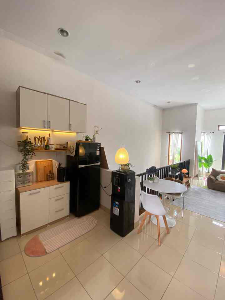 Walaupun mini tetap diusahakan tempat penyimpanan barang di maksimalin 😍

#kotcheset #tempatbumbu #rakdimding #storagebpx #karpetdapur #tanamanartificial #kitchenorganizatio #dapurrapi #penyimpanandapur