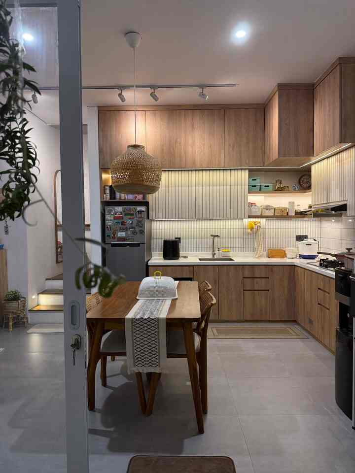 Kunci dapur rapi? Kabinet tertutup penuh dari atas sampai bawah.

Nggak cuma bikin tampilan lebih clean, tapi juga bantu sembunyikan peralatan dan stok dapur biar nggak terlihat penuh.

✔️ Kabinet atas dan bawah menyatu dengan finishing HPL kayu
✔️ Laci tarik tersembunyi untuk bumbu dan bahan masakan
✔️ Area rak terbuka tetap ada untuk item yang sering dipakai, tapi ditata secukupnya

#KitchenOrganization #DapurRapi #PenyimpananDapur #KitchenSetMinimalis
#KitchenSetMinimalis
#MejaMakanEstetik
#LampuGantungRotan
#LampuSorot #BackspalshVertikal #LedStrip
#TabbleRunner