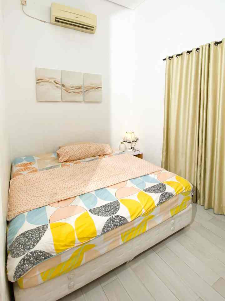 Kamar cuma 3x3? Bisa kok tetap nyaman dan fungsional!
✨ Kadang bukan soal luas ruangnya, tapi bagaimana kita menata dan merawatnya agar tetap jadi tempat pulang yang tenang.

Di kamar mungil ini:
🛏️ Tempat tidur diletakkan mepet ke dinding supaya sisa ruang bisa lebih lega.
🪟 Tirai gold netral bikin ruangan terasa hangat dan lebih tinggi.
🖼️ Wall art minimalis bantu bikin dinding kosong lebih hidup.
🧺 Lemari built-in ke atas, solusi penyimpanan tanpa makan tempat!

Kuncinya?
➕ Pilih furniture dengan warna terang biar kamar terasa lebih lapang.
➕ Gunakan pencahayaan natural semaksimal mungkin.
➕ Keep it tidy – kamar kecil mudah terlihat penuh kalau berantakan.

Kekuatan kamar ini ada di simplicity: 
•kombinasi warna netral + aksen hangat (tirai, bedcover, lampu).
•Furniture besar seperti lemari dibuat built-in dan menjulang ke atas → cocok untuk kamar kecil agar tetap banyak storage tapi nggak terasa sempit.
•Penerangan alami dari jendela dan warna dinding putih → bikin kamar tampak lebih lega dan bersih.
•Wall decor 3-panel sederhana → mempermanis tanpa membebani visual.

#KasurBusa  #KasurLipat 
#PlavonPVC #Dipan 
#CatRumahMinimalis  #WarnaCatRumah
#WallpaperDinding  #WallpaperEstetik 
#Cat
 #BedroomStyling
 #InspirasiKamar
 #KamarTidurNyaman