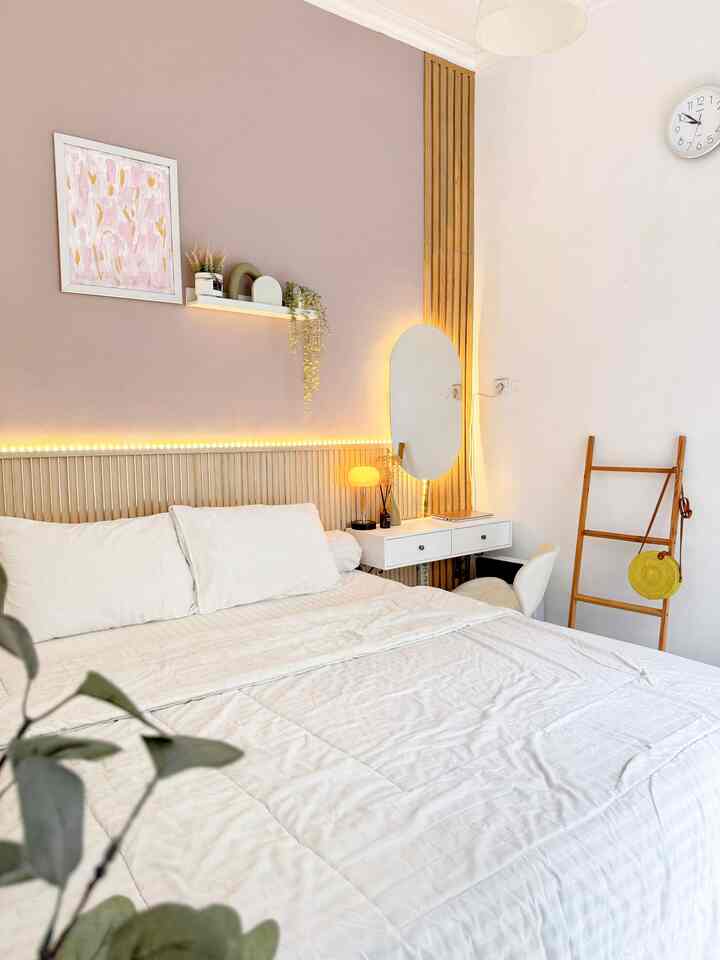 🎀 Menciptakan Kamar Tidur Yang Nyaman 🎀

Demi kenyamanan tidur, aku mengusahakan kamar yang bersih dan rapi, juga cantik, supaya memanjakan mata.
Rutin mengganti sprei, menggunakan lampu tidur dengan warna warm white, memadupadankan warna antara cat dan furniture, juga menggunakan wewangian seperti reed diffuser dan memasang air purifier supaya udara tetap bersih, adalah caraku untuk memaksimalkan kenyamanan di kamar tidur, supaya tidur makin nyenyak dan berkualitas.

#Bedroom
#MasterBedroom
#BedroomStyling
#KamarMinimalis
#CatKamar
#DekorasiKamar
#WallPanel
#HeadBoard
#KasurLatex
#BedCover
#CerminAesthetic
#MejaRias
#BedroomStyling
#InspirasiKamar
#KamarTidurNyaman