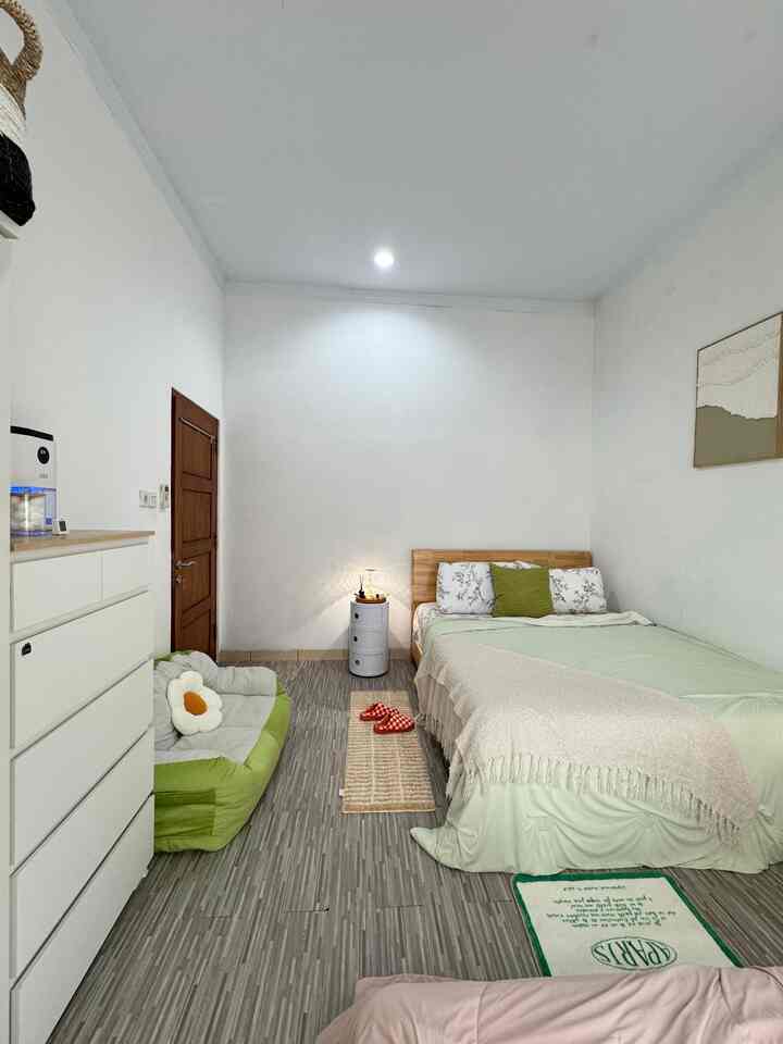 Share a room with your child? Why not

It can still be neat and aesthetic 😍

#woodenpan #karpet #beanbagsofa #lemarilaci #walart #lantaivinyl #nakas #bedcover #bedroomstyling #inpirasikamar #kamartidurnyaman