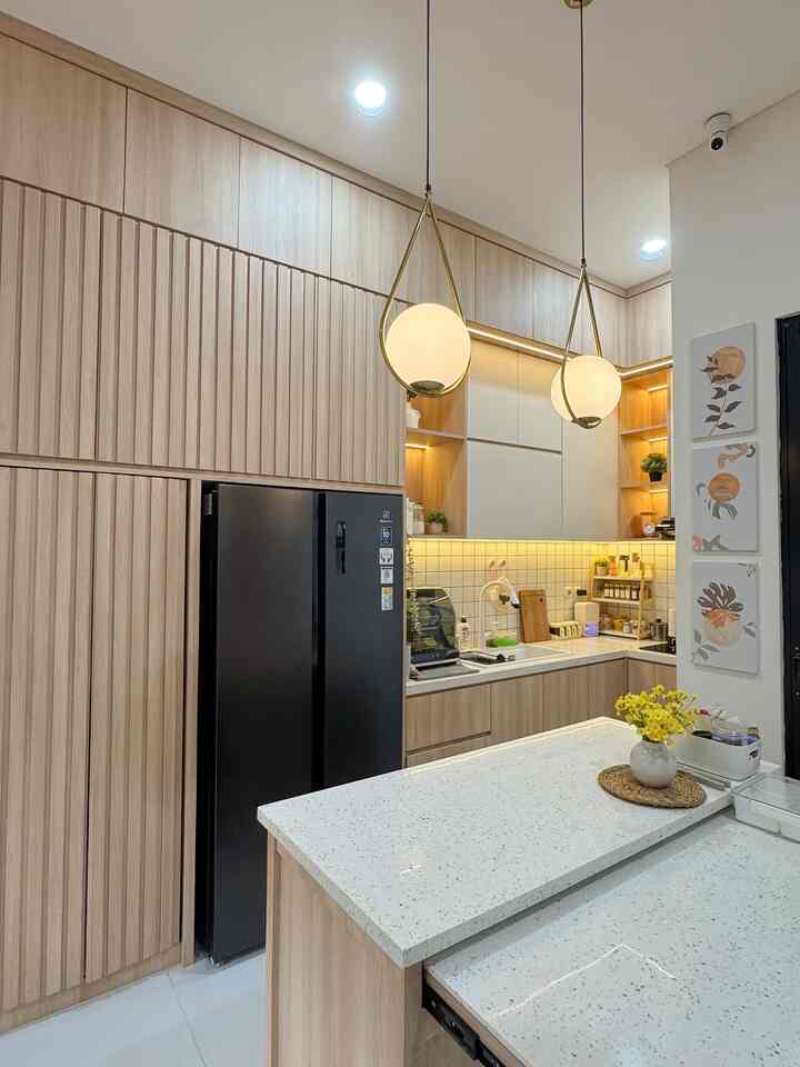 Ini dia dapur aku hihi..
Kitchen Islandnya udah gabung sama meja makan. Jadi meja makannya bisa ditarik gitu..
Untuk penyimpanan piring dan alat masak ada di laci-laci kitchen set.. dan untuk bumbu ada di rak bumbu di pojok dapur 🥰

#KitchenOrganization #PenyimpananDapur #InspirasiKitchenSet #BacksplashKitchen #DapurRapi