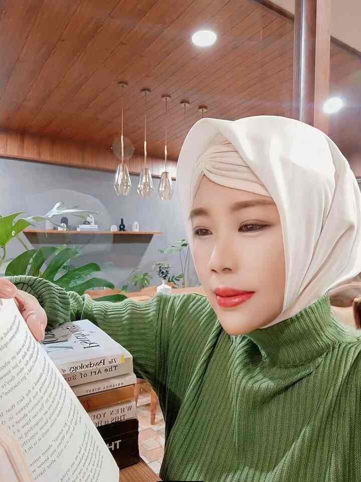 Tebak di mana saya
Hai..selamat datang di Home Cafe saya
My Kitchen Bar, apakah Anda suka suasananya?
Mau bergabung dengan saya?

#Dapur #HomeCafe #KitchenStyling #DapurModern #InspirasiDapur #KitchenSet #KitchenSetMinimalis #DapurMinimalis #LampuGantung #ItemDecoratives #HPL #Vinyl #MejaMakan #MejaDapur #LifeStyle #Plants #Book #DekorasiDapur