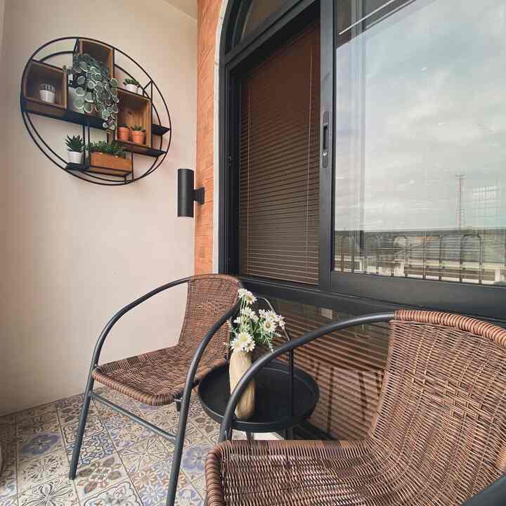 Inspirasi balkon mini yang ada di lantai 2 , meski spacenya terbatas ternyata masih cukup untuk kursi dan meja teras yang simpel dengan tone yang sesuai dengan warna dinding 🌳 #kursiteras #lampusorotdinding #vastanahliat #mejateras #eksterior #terrace #insirasiteras #terasmungil #terasjapandi