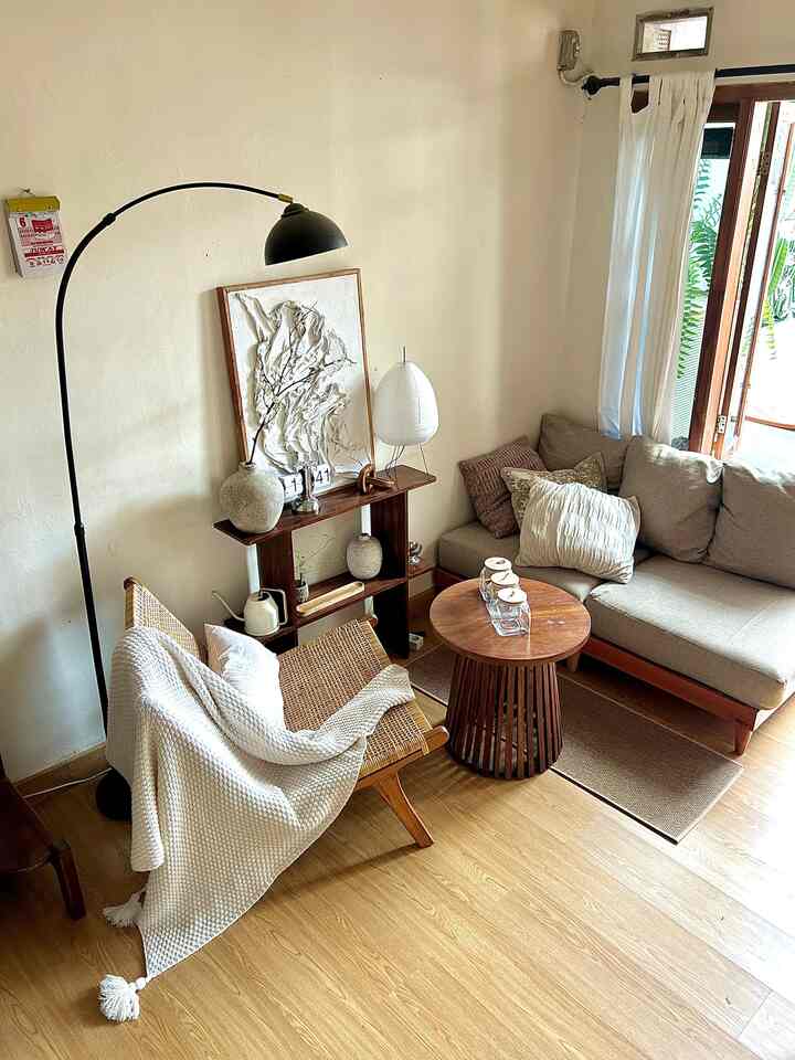 Throw blanket yg sering ada di ruang tamu, bikin suasana jadi lebih hangat.
Karpet yg ada di ruang tamu ini sebenernya buat dapur sih hehe, tapi aku pakai di ruang tamu biar lebih estetik aja ✨🤍


#ThrowBlanket #KarpetLantai #GordenMinimalis #BantalSofa #Cat #RekomendasiFabric #FabricStyle #SentuhanTekstil