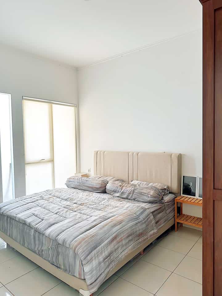 Kamar sederhana dan nyaman tempatku menutup hari. Ukurannya hanya 4x3m. Gak banyak barang. Sederhana minimalis aja.

Tapi rapih, wangi, dan nyaman. Segini aja cukup buat ku. Tenang, ga gampang berantakan. 😌

#bedroomstyling #inspirasikamar #kamartidurnyaman #spreitencel #catkamar #kasur180x200 #kamartidurminimalis #kamartiduraederhana #tencel100s #warnacatkamar #cattembokputih