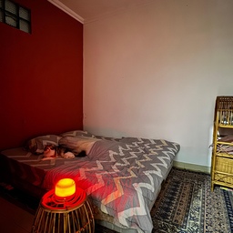 Kenyamanan kamar tak selalu datang dari furnitur baru atau dekorasi mahal. Justru, memberi “napas baru” pada furnitur lama bisa menghadirkan sentuhan personal yang hangat. Di kamar utama kami memakai lemari lama dari kamar waktu saya masih gadis. Kami juga belum ganti kasur sejak awal menikah, tapi nemu solusi praktis: pakai topper latex. Stool rotan yang sudah lama nganggur juga aku sulap jadi bedside table. Di atasnya aku suka taruh buku bacaan atau diffuser.
Malam hari, kami suka menyalakan diffuser dan menikmati aroma essential oils favorit, sekaligus pakai fitur lampunya sebagai mood lamp. Cahayanya yang hangat bikin transisi sebelum tidur terasa lebih pelan.
Nggak banyak perubahan besar, tapi rasanya kamar tetap bisa nyaman ❤️
#essentialoils
#topperlatex #diffuser #essentialoils
#BedroomStyling #InspirasiKamar #KamarTidurNyaman