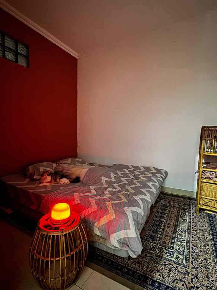 Kenyamanan kamar tak selalu datang dari furnitur baru atau dekorasi mahal. Justru, memberi “napas baru” pada furnitur lama bisa menghadirkan sentuhan personal yang hangat. Di kamar utama kami memakai lemari lama dari kamar waktu saya masih gadis. Kami juga belum ganti kasur sejak awal menikah, tapi nemu solusi praktis: pakai topper latex. Stool rotan yang sudah lama nganggur juga aku sulap jadi bedside table. Di atasnya aku suka taruh buku bacaan atau diffuser.

Malam hari, kami suka menyalakan diffuser dan menikmati aroma essential oils favorit, sekaligus pakai fitur lampunya sebagai mood lamp. Cahayanya yang hangat bikin transisi sebelum tidur terasa lebih pelan.

Nggak banyak perubahan besar, tapi rasanya kamar tetap bisa nyaman ❤️

#essentialoils
#topperlatex #diffuser #essentialoils
#BedroomStyling #InspirasiKamar #KamarTidurNyaman