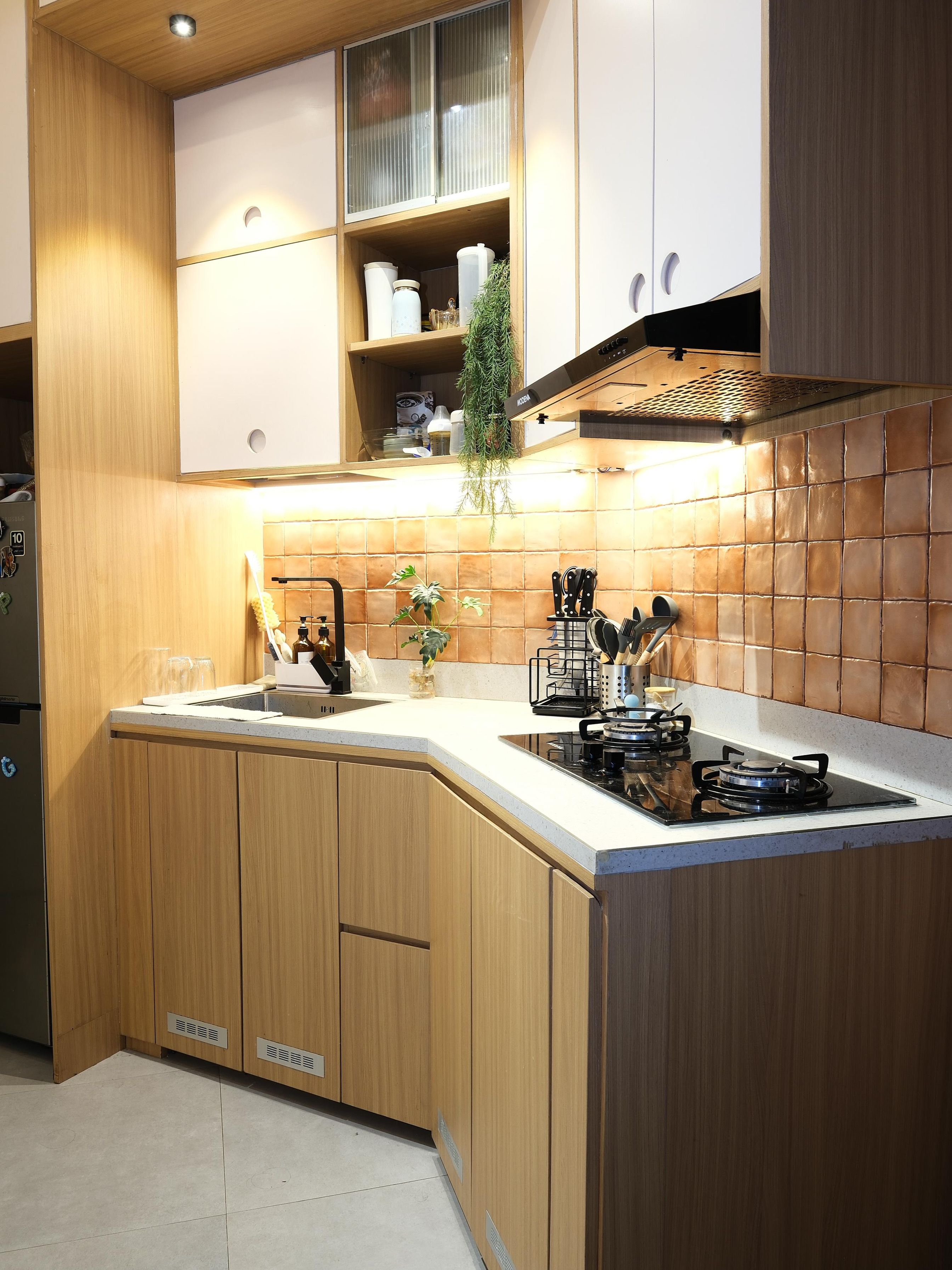 Punya dapur kecil cm lebar 3m, bikin aku mempertimbangkan matang2 saat mendesain renovasi kitchen area. Dan setelah dipakai setahunan, berasa banget bedanya! Ini dia beberapa fitur yang kurasakan manfaatnya di dapurku:
🍽 Rak piring Built-in di Atas wastafel, jadi air tetesan piring langsung jatuh ke bawah, juga hemat tempat tanpa rak piring di counter top dapur.
🗑️ Tempat Sampah di dalam kabinet bikin dapur rapi & bebas bau.
🍳 Rak panci gantung yang hemat space + panci mudah dijangkau.
🔥 Kompor + kabinet tarik untuk ganti gas minim effort
Ga banyak sih fiturnya, tapi cukup membantu saat berkegiatan di dapur. Kalau di rumahmu, fitur apa yang paling terasa manfaatnya di dapur?
#dapurmini #dapurmungil
#KitchenOrganization #DapurRapi
#PenyimpananDapur