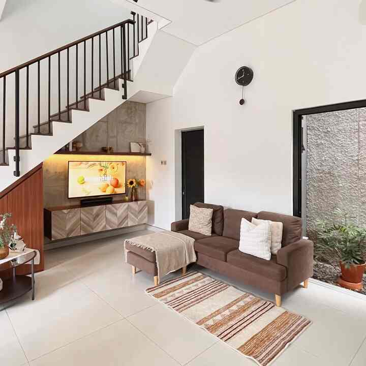 Happy long weekend tetangga NRHome.

Ruangan yang berbeda-beda menurut kami menambahkan suasana rumah ini semakin homey. Rahasinya ada di karpet & rug yang kami gunakan. 

Setiap ruangan menggunakan kain dekoratif & fabric yang baik. Di living room kamu menggunakan karpet berbahan bulu halus, ukuran tidak besar namun mmbuat ruangan ini terlihat lebih santai. 

Rug yang kami gunakan juga #Rugmotif sederhana sesuai dengan tema rumah kami.  

#KarpetMinimalis
#KarpetLantai #RugMotif
#ThrowBlanket #BantalSofa 
#GordenMinimalis #KainTenun 
#TaplakLinen #TaplakMeja
#KainPelapisSofa #TiraiRumah
#KarpetRotan #KarpetBulu #RekomendasiFabric #FabricStyle
#SentuhanTeksti