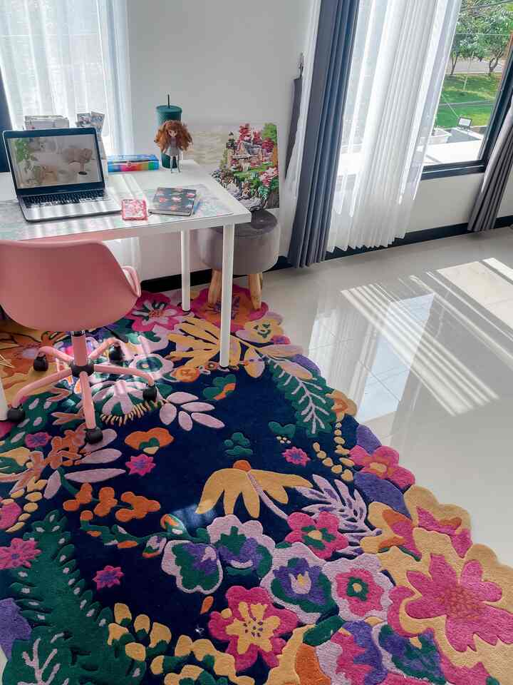 Foto 1-2 : merupakan karpet cuctom tufting yang aku custom sesuai selera. Kelebihan karpet ini adalah warna yg terang dan bahan yg empuk. Namun karena ini tufting, benang suka lepas-lepas. Jadi harus extra dirawat

Foto 3 : merupakan karpet yang beli langsung dari turki. Lembut dan empuk tentunya 


Foto 4–5 : adalah karpet tipis bulay + lembut yang aku simpan di depan kaca kamar. Membuat sudut ruangan menjadi lebih cantik #KarpetMotif #JardinRug #Tufting #TuftingRug #TurkishRug #KarpetTurki #RekomendasiFabric #FabricStyle #SentuhanTekstil #Karpet #Rug #CustomRug #GordynBlackout