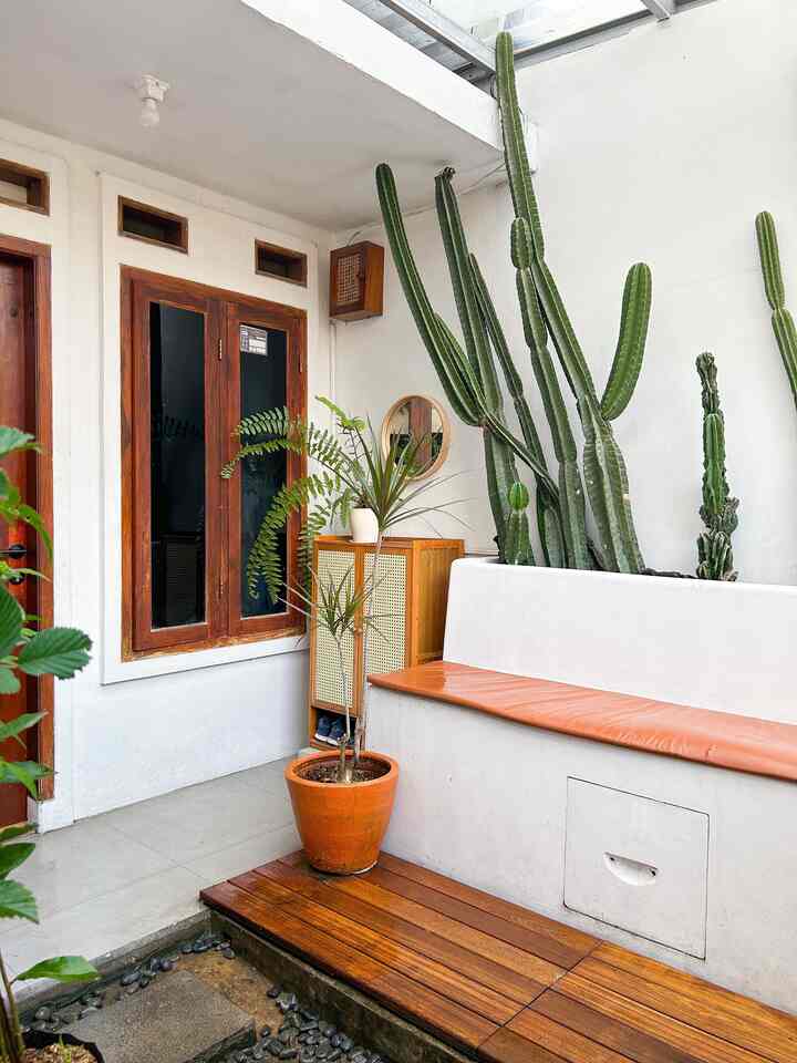 Tempat nongkrong sore di rumah, sekedar ngopi atau bengong di teras sambil siram anak ijo 🍃🪴

#Cat #KaktusKoboi #DeckingTile #LemariSepatu #InspirasiTerasRumah #TerasRumah