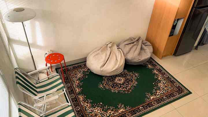 Karpet hijau ini jadi alas banyak cerita—
tempat duduk santai, menyeruput pagi,
atau sekadar melamun sore-sore.
Sedikit usang, tapi justru di situ hangatnya.

#KarpetLantai #RugMotif #KarpetMinimalis #RekomendasiFabric #FabricStyle #SentuhanTekstil 