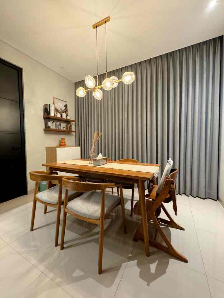 Ruang makan (dining area) di rumah adalah area yang berfungsi sebagai tempat untuk makan bersama keluarga atau tamu. 

Selain itu pencahayaan yang baik sangat penting untuk menciptakan suasana yang nyaman dan menarik di ruang makan. 

Pilihan furnitur seperti meja makan, kursi, dan perabotan lainnya juga perlu dipertimbangkan agar sesuai dengan tema dan gaya rumah. 

#RuangMakan #diningarea #diningtable
#kitchendining #mejamakan #mejamakanminimalis
#pencahayaan #pencahayaanbaik #diningroom
#minimalis #areamakan #estetik #aesthetic #kayu
#kayujati #mejakayu #lampuestetik #lampumakan
#bandung #cimahi #rumahdeveloper #rumahcluster 