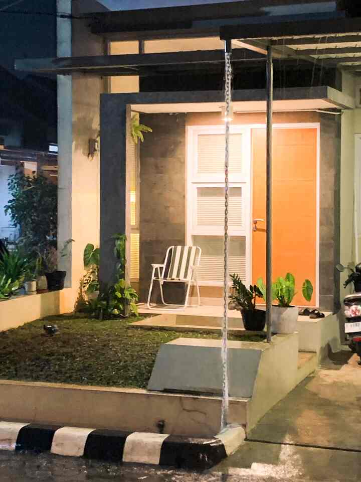 Teras kecil ini, tempat pulang terasa utuh.
Hujan turun perlahan, menyiram tanah dan daun-daun yang sabar tumbuh.
Tak luas, tapi cukup untuk duduk diam,
menyaksikan dunia lewat rintik yang tenang.

#KursiTaman #KursiTeras #Kanopi #Taman #Facade #TampakMuka #Teras #Tanaman #PotTerracota