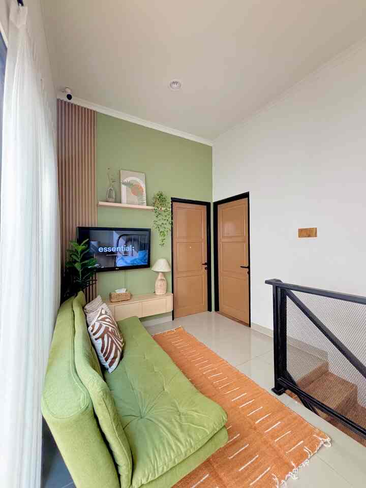 Gak perlu budget mahal untuk punya ruang tamu minimalis yang nyaman dan estetik. Ruang tamuku bisa dibilang “segaris” — lebarnya cuma 180 cm dengan panjang 2 meter sampai ujung kursi yang nempel dekat pintu sliding. Bahkan pintunya sekarang udah nggak bisa kebuka lebar lagi… tapi ya, tetap disyukuri dan dinikmati! ahahhaha

Sisa-sisa wall panel yang awalnya nyaris tak terpakai, akhirnya menemukan tempatnya di sini. Meski ada boncel-boncelnya, justru itu yang bikin ruang ini punya cerita. Paksu juga sempat salah titik pasang bracket TV, bikin kepala mau meledak, tapi akhirnya malah jadi alasan buat bikin tampilan asimetris yang unik dan gak pasaran. Hehehe.

Dan yang paling mengubah suasana? Perpaduan warna sofa, karpet under 200 ribu, dan vitrase yang tertiup angin—sederhana tapi magis 💕

#karpetminimalis #bantalsofa #tirairumah #rekomendasifabric #fabricstyle #sentuhantekstil #kaintenun #karpetlantai
