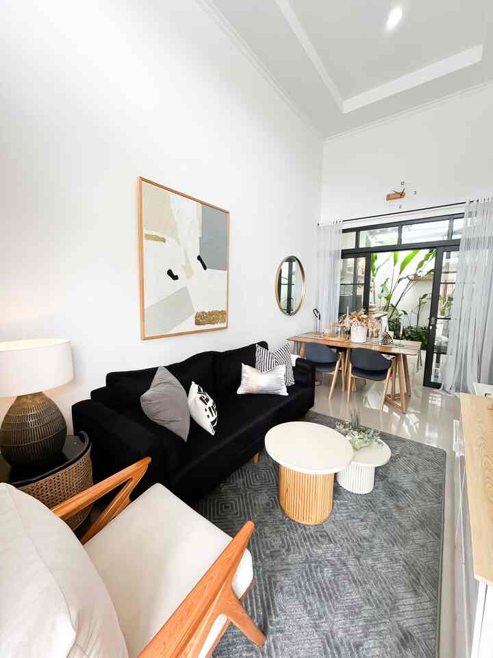 Selain membuat ruangan menjadi lebi hangat, sentuhan textile pada sofa, bantal dan juga karpet pada livingroom akan membuat ruangan terkesan lebih cozy dan nyaman untuk tempat berkumpul keluarga. Jangan lupa perhatikan tone warna supaya perpaduannya lebih senada 🫶🏻🫶🏻

#sofa3seater #rekomendasifabric #fabricstyle #sentuhantextile