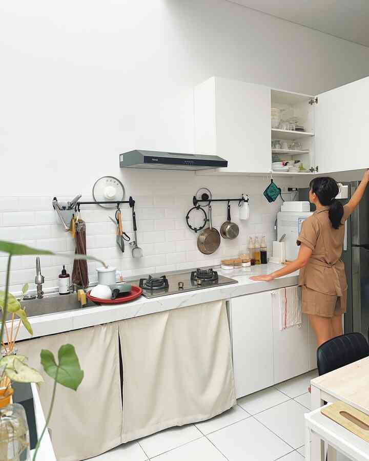 Ini caraku mewujudkan dapur yang sederhana tanpa kitchen set tapi tetap rapih:
1. Bagian kolong dapur aku gunakan rak ber-roda untuk mengganti fungsi laci
2. Ditutup dengan kain agar tampilan kolong dapur tetap rapih dan estetik
3. Kabinet dapur menggunakan rak besi untuk memaksimalkan volume kabinet untuk menyimpan piring, gelas, dll
4. Panci & teflon yang makan tempat aku gantung di hanger besi warna hitam. Jadi tidak makan tempat di dalam kabinet yang space nya terbatas.

Gimana kamu suka dapur sederhana seperti ini?

#kitchenorganization #dapurrapi #penyimpanandapur #dapurcor #kitchenset #dapursederhana #toptablegranit #mejadapurcor #backsplashdapur #backsplashkeramik #kabinetdapur