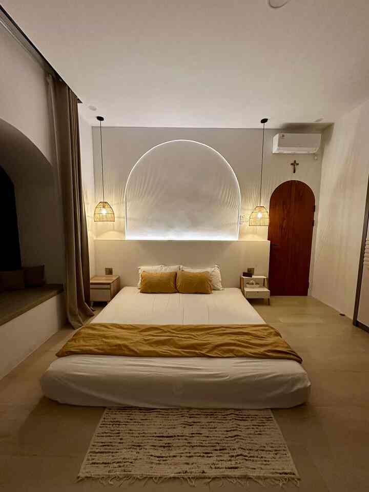 Gorden di ruangan ini bukan sekadar kain yang digantung—dia penjaga privasi, pemfilter cahaya, sekaligus pencipta suasana.
Rug kecil jadi tempat pijakan yang hangat, pelengkap rasa cozy setiap kali melangkah.
Dan bantal-bantal empuk itu… selalu berhasil membisikkan ajakan rebahan.
Semua elemen ini bikin kamar terasa hangat, dan nyaman.

 #RugMotif  #BantalSofa 
#GordenMinimalis #TiraiRumah #rekomendasifabric #fabricstyle #sentuhantekstil #gordenblackout #vitrase #vitraseputih
