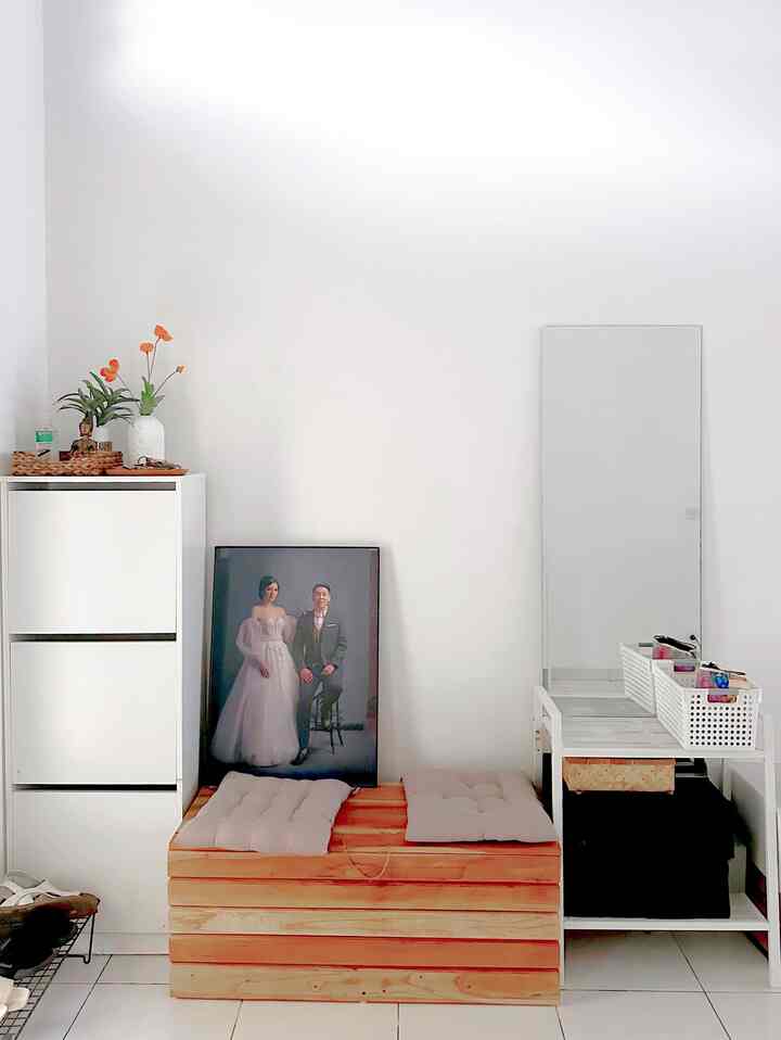 Foyer minimalis, di area masuk rumah. Untuk memakai sepatu, juga ada cermin untuk melihat penampilan sebelum meninggalkan rumah.

Nothing fancy, tapi functional. Custom peti kayu yang bisa dijadikan tempat penyimpanan, juga beralih funsi sebagai kursi ketika memakai sepatu.

Kamu suka foyer minimalis kaya begini? 😉

#foyerrumah #foyerminimalis #raksepatu #petikayu #cattembok #tembokputih #lantaikeramik #rumahsederhana #rumahminimalis #entrance #homeentrance #foyersederhana