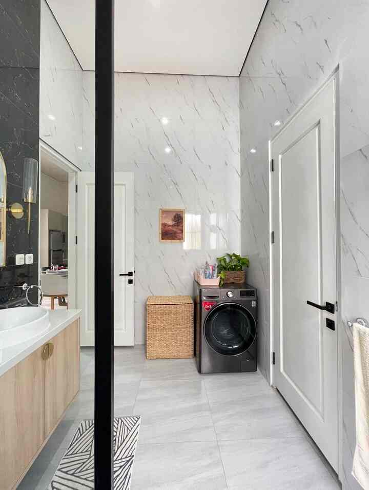 Laundry room minimalist ini saya satukan dengan kamar mandi tentunya untuk menghemat tempat di rumah yang berukuran terbatas ini. Namun tanpa mngurangi fungsi dan estetika tentunya. Dengan pemasangan kabel electrik dan kran yang di area belakang mesin cuci ini bertujuan supaya area kecil ini tetap terlihat rapi dan clean karna tidak terexpose. 
Semoga menginspirasi ❤️

#LaundryRoom #LaundryBasket #InspirasiLaundryroom #LaundryRoomMinimalist 