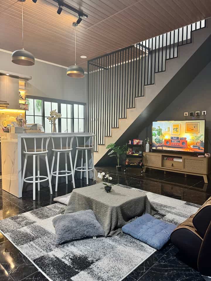 Penggunaan karpet di beberapa ruangan di rumah bikin suasana lebih hangat,lebih nyaman dan lebih estetik. Kalau menurut tetangga online gimana?seberapa penting nya penggunaan karpet atau fabric material dirumah? share yuk! 😊

#KarpetMinimalis #KarpetLantai #ThrowBlanket #BantalSofa #TaplakMeja #BantalAlasDuduk #KesetDapur #RekomendasiFabric #FabricStyle #SentuhanTekstil 