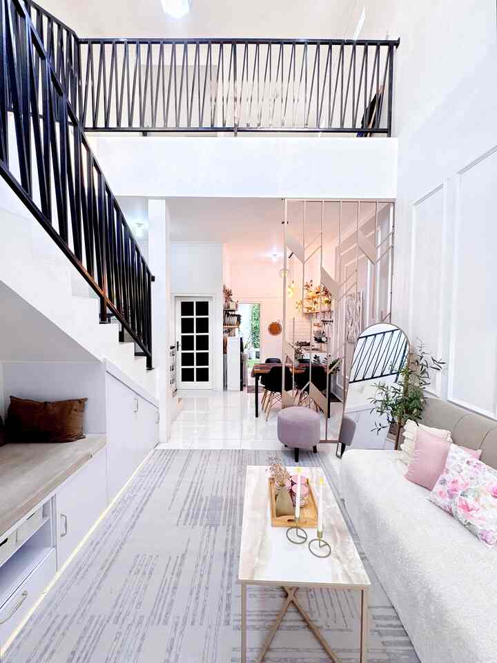 🎀 Fabric Style 🎀

Di ruang tamu ini aku menggunakan karpet lebar berbahan polyester yang mudah dicuci tanpa harus ke laundry karena bahannya agak tipis dan tidak berbulu, jadi aman untuk disikat.
Untuk sofabed dan cover busa untuk alas bench aku menggunakan bahan midili, seperti beludru tapi sedikit lebih kasar.
Untuk bantal sandaran di bench berbahan beludru yang halus supaya nyaman untuk tiduran, sedangkan cushion cover sofabed berbahan katun dan satin yang lebih hemat budget tapi tetap cantik.
Gorden di rumahku kebanyakan adalah gorden blackout yang cenderung berat, tapi untuk di livingroom ini aku menggunakan gorden berbahan linen supaya lebih mudah dicuci dan tidak terlalu memberatkan tiang gordennya.

#LivingRoom
#RuangTamuMinimalis
#Karpet
#SofaBed
#CoverSofa
#CushionCover
#BantalSofa
#Gorden
#Gordyn
#RekomendasiFabric
#FabricStyle
#SentuhanTekstil