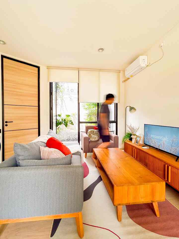 Kadang yang bikin rumah terasa lebih hangat itu bukan perabot besar… tapi sentuhan lembut dari karpet, throw, bantal, atau bed runner yang ngisi sudut-sudut rumah 🤍

Setiap kain punya cerita dan fungsinya sendiri dan semuanya bikin rumah jadi makin homey ✨

Kalau kamu, sudut kain favorit di rumah bagian mana?
Yuk ikutan sharing juga 💬👇

#KarpetMinimalis #KarpetLantai #RugMotif #ThrowBlanket #BantalSofa #GordenMinimalis #KainPelapisSofa #KarpetRotan #KarpetBulu #RekomendasiFabric #FabricStyle #SentuhanTekstil