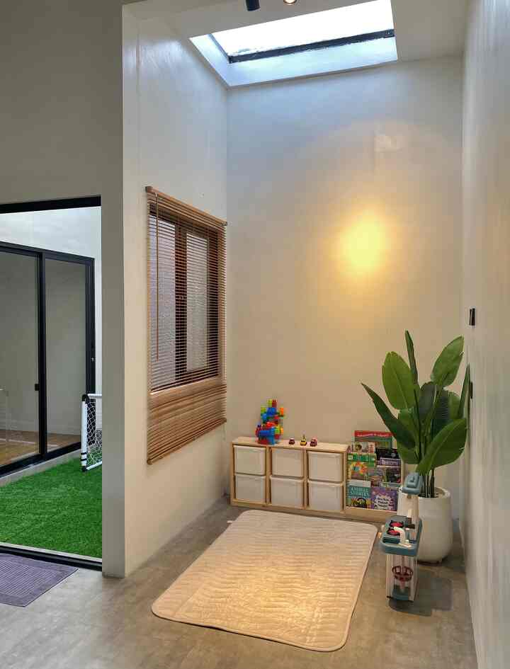 Desain lebih dari sekadar estetika—ini adalah cara untuk memelihara perkembangan. Tata letak sederhana dengan karpet di tengahnya mengajak anak-anak untuk belajar, bermain, dan bermimpi.

#KarpetMinimalis 
#KarpetLantai #RugPolos
#KarpetBulu
#RekomendasiKain
#GayaKain
#SentuhanTekstil
#RuangBermainAnak
#KamarAnak