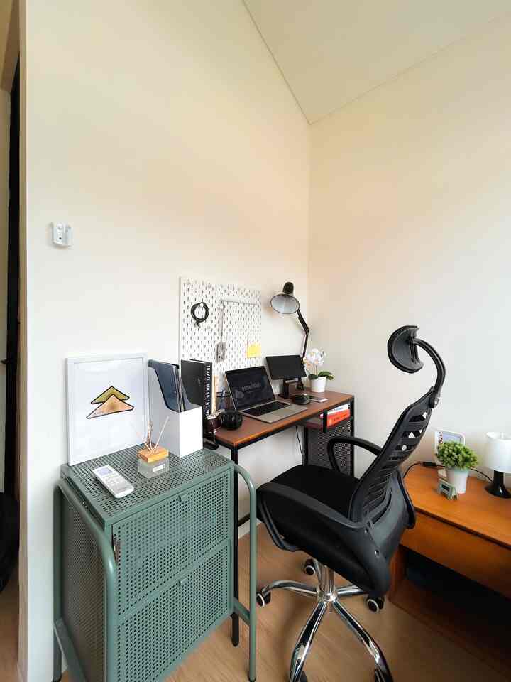 Compact workspace, but makes you excited! 😆
Finally I can share one of my favorite spots that I've never posted before: my work desk at home!

This is where I usually do my work, edit content, and write to-do lists..
I choose every detail in this area to keep it comfortable and aesthetic, starting from the lighting, wooden elements that make the work atmosphere happier... 🥹

Btw, are you a day or night work team? 🌞🌙

#ComfortableWorkspace #HomeOfficeInspo #SudutFavoritku #WorkFromHomeStyle #CozyWorkspace #DeskSetupID #InteriorDetail