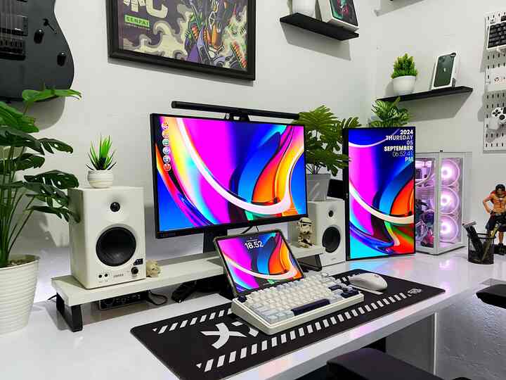 Pengaturan WFH hitam putih dan hijau #Desktop #setup #workstation #workspace #pc #poster #mejaputih
