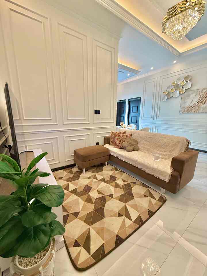 Karpet yang palinggg nyaman dirumahku ✨ soalnya karpet ini selain empuk, dia juga lembut dan hangat, tapi gak berbulu yang bikin gatal. Karpet coklat dengan ruangan yang bernuansa percoklatan ini bikin ruangan terasa lebih hangat. Jadi disini tuh selain bisa duduk santai ngopi dengan sofa yang dikasih kain atau selimut pelapis sofa, bisa juga rebahan di karpet ini. Gak lupa dikasih bantal bentuk bunga biar terlihat lebih cantik dan estetik 😍✨
#KarpetMinimalis #KarpetLantai #RugMotif #ThrowBlanket #BantalSofa #KainTenun #KainPelapisSofa #KarpetBulu #RekomendasiFabric #FabricStyle #SentuhanTekstil