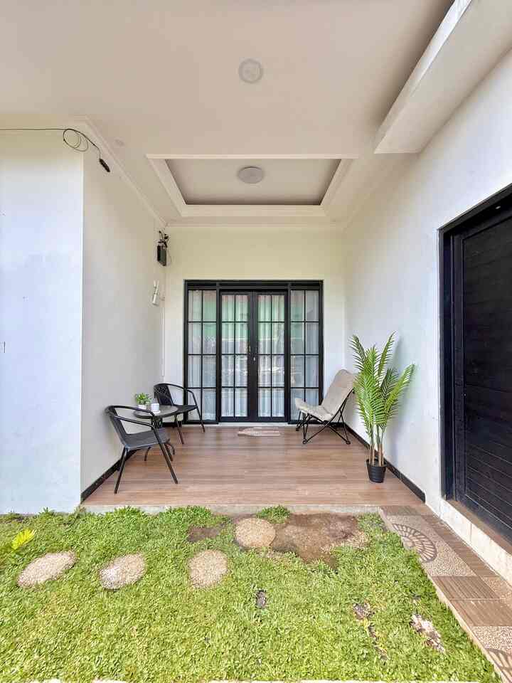 Ini dia teras belakang yang menjadi tempat favoritku ✨ Karena disini adalah tempat yang paling cocok untuk sekedar ngopi atau sekedar bengong2 hihi. Buatku teras belakang ini adalah tempat yang paling tenang karna jauh dari kebisingan suara kendaraan dan disini juga banyak rumput2 dan tanaman yang bikin suasana menjadi lebih fresh 🍃
#TerasBelakang #TerasRumah #TamanBelakang #InspirasiTaman #TerasMinimalis 