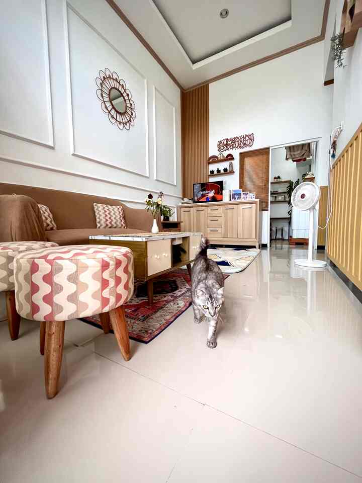 Hi, tetangga online🥰
Welcome back at home living simonacasa😍

🛋️Punya sofa yang warnanya sudah memudar, solusinya bisa dengan cover sofa ini bahannya  elastis, nyaman, dan banyak ukurannya☺️

🩵Untuk karpet sendiri aku pilih motif ala Eropa bahan polyester, harganya terjangkau banget dan awetnya itu loh sudah 3 tahun lebih tapi warnanya seperti baru terus hehe😁

🩵Untuk karpet di depan tv aku pilih motif segitiga, bahannya lembut dan nyaman sampai kucingku suka 😙

🩵Untuk taplak meja sebelumnya bahan kain polosan aku ganti dengan taplak meja tenun lidi ukuran 95x30 cm, aku beli dari kerajinan Jogja dan ini harganya cuma 16ribu murah banget bikin makin estetik ruang tamuku 😍

Semoga Menginspirasi kalian ya, jangan bosan berkunjung ya🫶🏽 

#KarpetMinimalis
#KarpetLantai
#RugMotif
#ThrowBlanket
#BantalSofa
#GordenMinimalis
#KainTenun
#TaplakLinen
#taplakmeja 
#KainPelapisSofa
#TiraiRumah
#KarpetRotan
#KarpetBulu
#RekomendasiFabric
#FabricStyle
#SentuhanTekstil
#DekorLivingRoom
#dekorasiruangtamu 