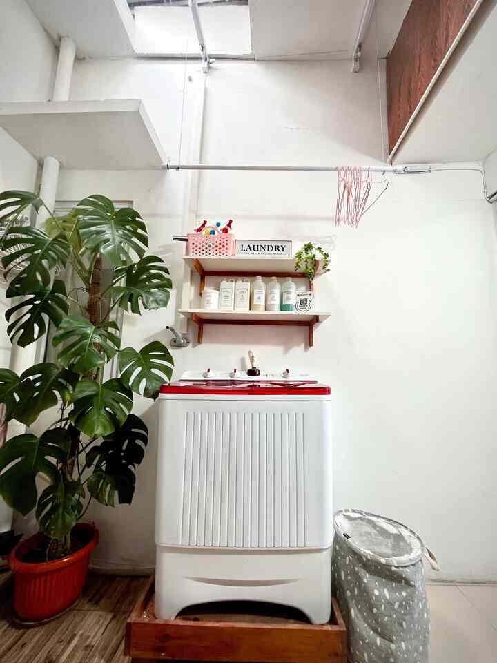 Hi, tetangga online😍

Welcome at Laundry Room simonacasa🥰

Untuk rumah compact seperti kami ini, butuh extra penataan dekor karena pasti keliatan sempit jika tidak bisa memaksimalkan ruangan seperti pemilihan tempat laundry room ini semula bukan disini😁

Akhirnya dengan hasil karya suami, bisa buat laundry room dengan sistem katrol biar lebih rapi, efisiensi dan lebih cepat kering karena tetap ada cahaya masuk dari rumah😊

Bagaimana worth it banget ya hehe😆

Semoga Menginspirasi kalian ya😉

#LaundryRoom
#Laundry
#LaundryDay
#LaundryRoomDecor
#LaundryTime
#DryCleaning
#RuangCuciBaju
#MiniLaundryRoom
#DekorRuangCuciBaju
#Jemuran
#RuangCuci
#RuangJemur
#MesinCuci
#LaundryBag
#simonacasalaundry
