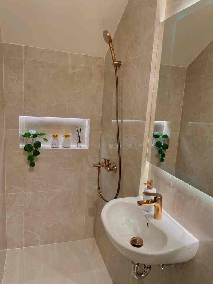 Kamar mandiku yang berada di lantai 1 ini tidak terlalu luas, dan berbetuk persegi panjang. Untuk mengakali lebar kamar mandi yang sangat terbatas kami pasangkan cermin besar dengan lampu LED di belakangnya, auto lebih luas deh rasanya. 🥰 Untuk shower dan keran kami memilih warna rose gold, sehingga terasa lebih warm bersanding dengan keramik berwarna cream ❤️


#kamarmandi #bathroom #bathroommakeover #shower #renovasikamarmandi #cermindinding #toilet 