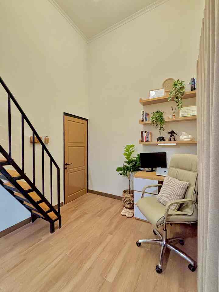 Nah, ini dia area kerja paksu yang di bikin senyaman mungkin tanpa bikin kamar terasa sempit. Meja kerjanya aku custom — ukurannya nggak besar, tinggi sekitar 70 cm dan lebar 150 cm, cukup buat kerja santai atau buka laptop sambil ngopi.

Biar makin aesthetic, aku tambahin ambalan ala pinterest di atas meja. Bisa buat naro pajangan, buku-buku favorit, atau sedikit dekor biar vibes-nya makin homey.

Area ini bisa langsung kelihatan dari mezzanine. Jadi kadang suka ketahuan deh… paksu lagi serius kerja atau malah asik scrolling sosmed sambil nonton 😆

#gordenminimalis #bantalsofa #ruangkerja #homeoffice #kursikerja #kamarutama #kamarmezzanine #tirairumah