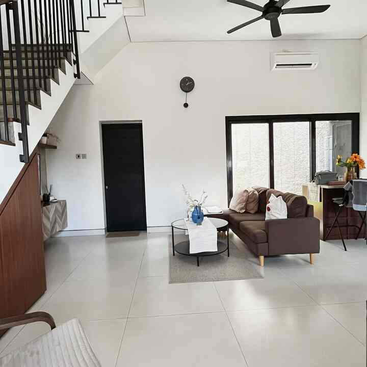 Monday lazy day ☀️
Area tv yang memiliki taman yang super mini dengan ukuran 1x 3meter. Berfungsi untuk sirkulasi udara yang lebih baik di area ini.

Taman kecil di dalam rumah ini menggunakan pintuk sliding dengan material upvc berwarna hitam, lalu kami gunakan atas polycarbonate.

Taman kecil ini dihiasi oleh tanaman hidup, dinding bertexture, dan tanah yang dilapisi batu split.

Walau area ini tidak besar namun taman kecil ini sangat berguna sekali sebagaiu sirkulasi udara.

#livingroom #ruangtamu #ruangtv #tamanberanda #Tamankecil #inspirasitamankecil #homestagram #Rumahminimalis #Homesweethome