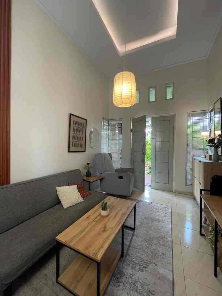 Mau bikin rumah terasa lebih hangat? Tekstil jawabannya! ✨🧶

Kadang, yang bikin rumah jadi lebih ‘hidup’ itu bukan furnitur mahal, tapi sentuhan lembut yang bikin nyaman. Karpet, bantal, throw, sampai kain pelapis sofa, semua punya peran bikin suasana jadi lebih homey. Coba intip sudut-sudut rumahku berikut ini:

📍 Ruang Tamu:
Karpet motif klasik dan sofa abu dengan bantal kain simpel jadi paduan yang bikin ruang kecil ini terasa ramah dan santai.

📍 Ruang Makan:
Si bundar ini bukan cuma pelengkap—karpet bulat di bawah meja makan bikin area makan terasa lebih “lengkap” dan rapi. Bonusnya? Nggak licin!

📍 Kamar Anak:
Karpet abu lembut jadi alas favorit buat main, sementara bed cover warna-warni bikin kamar anak perempuan ini selalu terasa ceria dan personal 🧸🎨

💬 Kamu punya spot favorit di rumah yang juga dihiasi tekstil? Share juga ya, siapa tahu bisa saling menginspirasi 🫶🏻

#HomeyWithFabric #RumahFans #KarpetHangat #KainBikinNyaman #TekstilRumahku #CozyCorner #DekorasiRumah #DekorTekstil #SudutRumahFans #RekomendasiFabric #FabricStyle #SentuhanTekstil 
