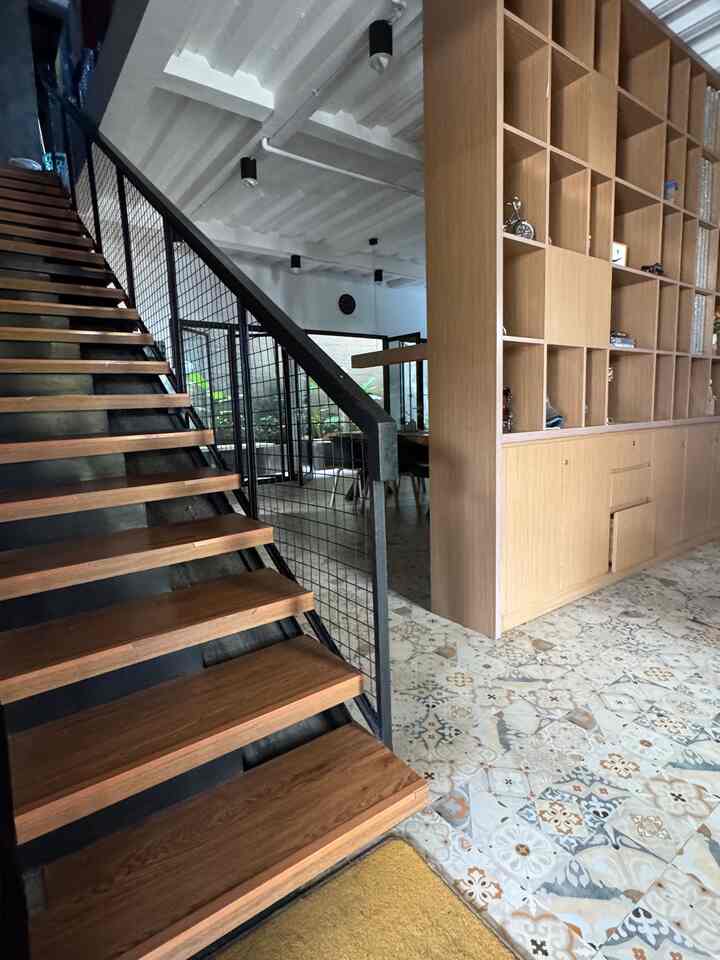 Open the door of the house, it looks like this, these colors are all our favorite colors, and became one of the points when we decided to make a house with an industrial theme 😍

#IndustrialHouse
#IndustrialMinimalist
#BatilGranite
#VinylFloor
#NaturalDiningChair
#WoodenDiningTable
#YuqibamHouse