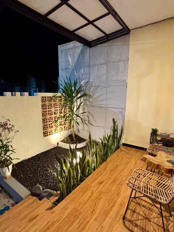 suasana teras malam hari, ditambah beberapa lampu yang bikin suasana makin hangat ❤️✨

#LampuTeras #WarmLight #NightVibe #TamanKering #DryGarden