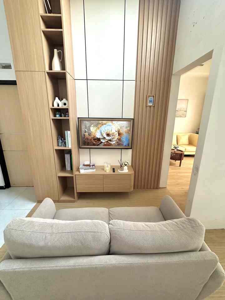 Meskipun ukurannya cuma 3 x 2,5 meter, ruangan ini terlihat jauh lebih luas. Mungkin karena pencahayaannya yang natural dari jendela tinggi, atau mungkin karena penataan yang tepat, nggak terasa sesak, tapi tetap hangat. 

#RuangKeluarga
#IdeRuangKeluarga
#Sofa
#BackdropTv
#VynilLantai

