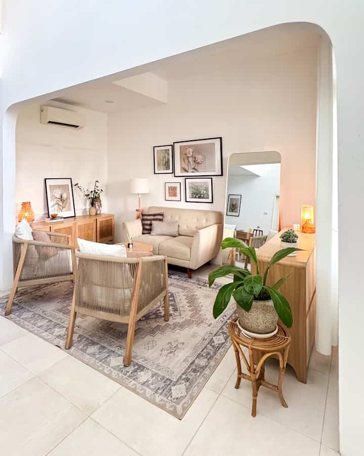 Pernah kepikiran nggak sih, gimana karpet bisa ngubah mood satu ruangan?

Di rumah kami yang mostly warm neutral tone ini, karpet itu udah kayak statement piece. Bikin space-nya nggak flat, lebih hidup dan punya karakter. Kami sendiri paling suka karpet yang bermotif karena bisa tambah extra visual touch. Nggak too much, tapi tetap standout👌🏻

#RekomendasiFabric #FabricStyle #SentuhanTekstil #RugMotif #BantalSofa