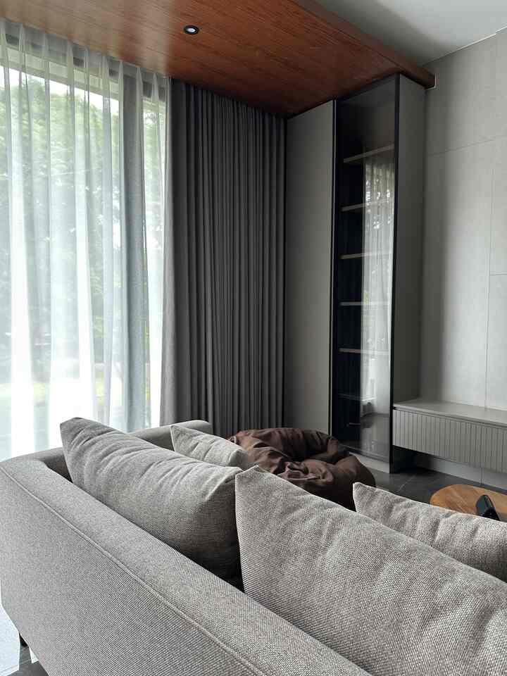 Perpaduan material di Ruang Tidur Kamar Bolu dengan perpaduan warna Abu-Abu & Coklat. Pada dasarnya bolu memang lebih suka suasana rumah yang polos, tidak terlalu banyak corak, namun memilih warna” yang senada dengan grading warna dari terang - gelap.

1. Sofa dengan kain fabric wane abu muda, untuk membuat kesan ruangan nyaman & terang. Khusus sofa bolu pilih warna abu abu yang lebih terang.
2. Bean Bag warna coklat, untuk membuat warna yang senada & balance dengan plafon WPC yang bolu gunakan
3. Korden Blackout warna abu” yang lebih tua, untuk memberikan dimensi warna pada ruangan
4. Sprey yang bolu pilih adalah warna warna netral, seperti abu-abu, hitam, putih, cream & gading. Untuk memberikan suasana ruangan tetap senada dan nyaman dipandang.

#GordenMinimalis #BantalSofa #SofaKain #KainPelapisSofa #TiraiRumah #RekomendasiFabric #FabricStyle #SentuhanTekstil