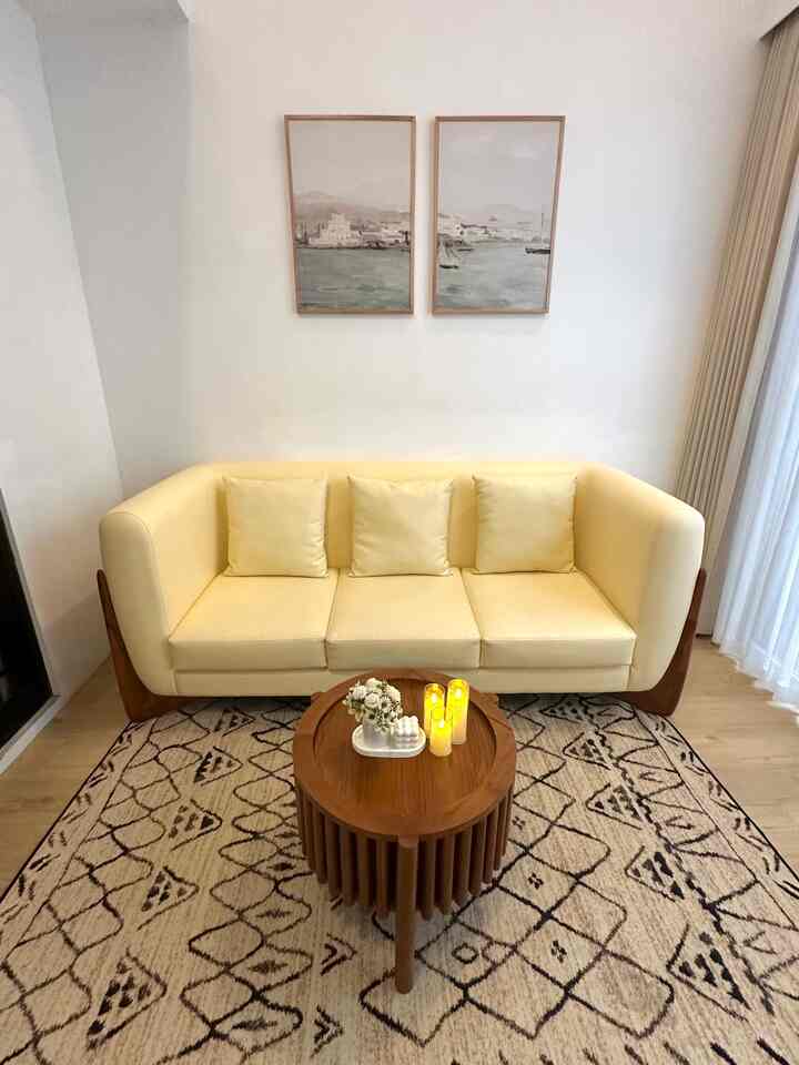 Ruang tamu bergaya minimalis ini tampil memikat dengan karpet bermotif etnik yang menjadi titik fokus ruangan. Dipadukan dengan sofa berwarna netral dan pencahayaan alami dari jendela besar, menciptakan suasana hangat. Penataan yang rapi serta pemilihan elemen dekoratif sederhana membuat ruangan terasa lega namun tetap berkarakter 💫✨


#KarpetMinimalis
#KarpetLantai
#RekomendasiFabric
#FabricStyle
#SentuhanTekstil
#RuangTamuMinimalis 
#DesainInterior
#KarpetEtnik