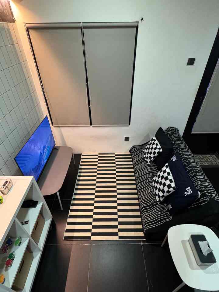 Living room hakohus memakai karpet monochrome stripes loop pile rug, karpet bauhaus mid century yang estetik dan memiliki pattern ilusi optik seperti nirmana garis.

Kalian ingin produk karpet yang saya pakai? Atau produk yang lainnya di living room saya?
Klie blue plus button di postingan ya ^•^

#karpet
#KarpetLantai 
#Fabric 
#MonochromeRug
#StylingRuangTv
#DekorasiLivingRoom
#InspirasiLivingRoom




