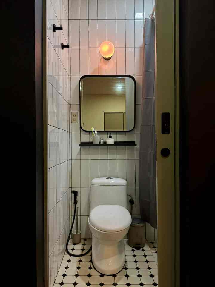 Kamar mandi tamu hakohus memiliki konsep yang sama dengan kamar mandi utama, perbedaanya hanya di dimensi ruang yang lebih kecil dan shower setnya saja.
Kamar mandi tamu hakohus ini terletak di antara dapur dan livingroom.

Kalian ingin produk yang saya pakai di kamar mandi tamu saya?
Klik blue plus button di postingan ya ^•^

#KeramikKamarMandi
#LantaiKamarMandi
#LampuDinding
#InspirasiKamarMandi
#KamarMandiMinimalis
#KamarMandiMonokrom