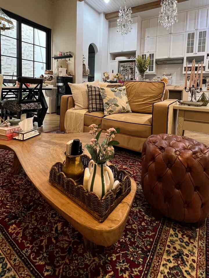 Ada sesuatu yang tak lekang oleh waktu tentang 𝙡𝒂𝙮𝒆𝙧𝒊𝙣𝒈 𝒄𝙤𝒎𝙛𝒐𝙧𝒕.

𝙍𝒖𝙖𝒏𝙜 𝙆𝒆𝙡𝒖𝙖𝒓𝙜𝒂
𝙐𝒑𝙝𝒐𝙡𝒔𝙩𝒆𝙧𝒚 sofa beludru yang lembut dengan warna netral, ottoman dari kulit sintetis, bantal kursi yang nyaman, selimut hangat, dan karpet bermotif klasik yang terasa seperti telah menjadi bagian dari keluarga selama bertahun-tahun. 

Setiap tekstur di ruangan ini seolah menceritakan suatu sore yang nyaman, berkumpul dengan keluarga, dan hidangan favorit.

𝙍𝒖𝙖𝒏𝙜 𝙏𝒂𝙢𝒖
Menambahkan bahan tekstil di area ruang tamu #rumahlimut  adalah salah satu cara kami untuk menghadirkan tekstur & suasana hangat.

▪️Gorden putih berbahan linen untuk efek lembut & ringan ruangan kami yang dominan elemen klasik yang cenderung terkesan “𝙗𝒐𝙡𝒅”. 
▪️ 𝙏𝒉𝙧𝒐𝙬 𝙗𝒍𝙖𝒏𝙠𝒆𝙩 pada bench dengan kain kulit sintetis untuk menciptakan “𝙘𝒐𝙯𝒊𝙣𝒆𝙨𝒔” lebih terasa lagi.
▪️Karpet berbulu pendek agar area yang trafiknya cukup tinggi ini tidak terganggu. 
▪️ 𝙐𝒑𝙝𝒐𝙡𝒔𝙩𝒆𝙧𝒚 dan bantal sofa dengan tekstur yang nyaman & mudah dibersihkan secara berkala.

#KarpetMinimalis
#KarpetLantai
#RugMotif
#ThrowBlanket
#bantalsofa
#KainTenun
#TaplakLinen
#TaplakMeja
#KainPelapisSofa
#TiraiRumah
#KarpetRotan
#KarpetBulu
#RekomendasiFabric
#FabricStyle
#SentuhanTekstil
#KarpetLantai
#KarpetBuluLembut
#karpetestetik
#RugMotifEtnik
#RugMinimalis
#gordenputih
#gordenlinen