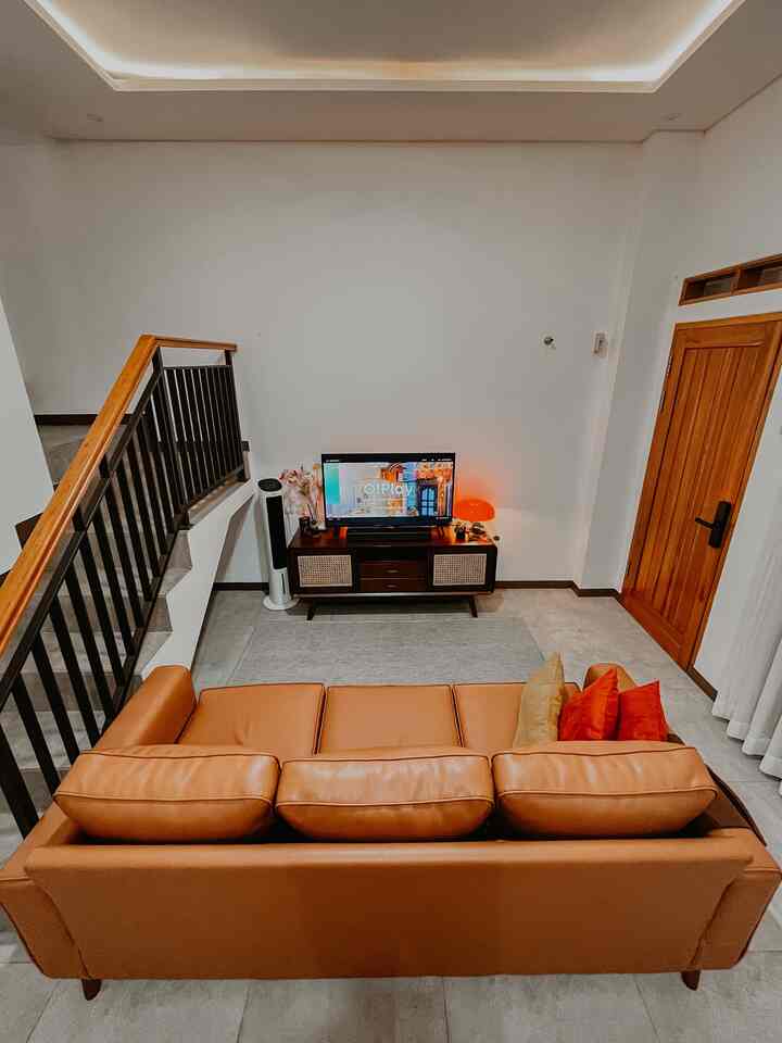 Dua karpet, dua suasana.
Padahal layout dan furniturnya sama, tapi vibe ruang TV ini langsung berubah total hanya karena pilihan rug yang berbeda!

📌 Karpet 1:
Warna netral, tekstur halus, dan motif polos bikin ruangan terasa lebih tenang dan luas. Cocok banget buat yang suka nuansa minimalis dan calming. Perfect buat movie night atau quality time santai bareng keluarga.

📌 Karpet 2:
Motif patchwork dengan warna hangat seperti cokelat, oranye, dan olive langsung kasih kesan hangat, berani, dan playful. Ruangan jadi lebih hidup dan welcoming, cocok buat kamu yang suka ruang penuh karakter.

Dari dua ini, kamu tim karpet yang mana?
Yang adem ayem atau yang bold dan cozy?

#karpetminimalis #karpetlantai #rugmotif 
#RekomendasiFabric #FabricStyle
#SentuhanTekstil
#HomeVibes #DekorasiRumah #RuangTVNyaman #KarpetBikinBeda #InteriorRumah